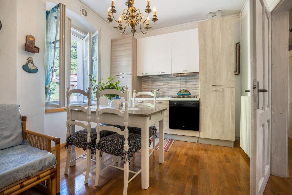 Kuchyň nebo kuchyňský kout v ubytování Casa nel Borgo Edera