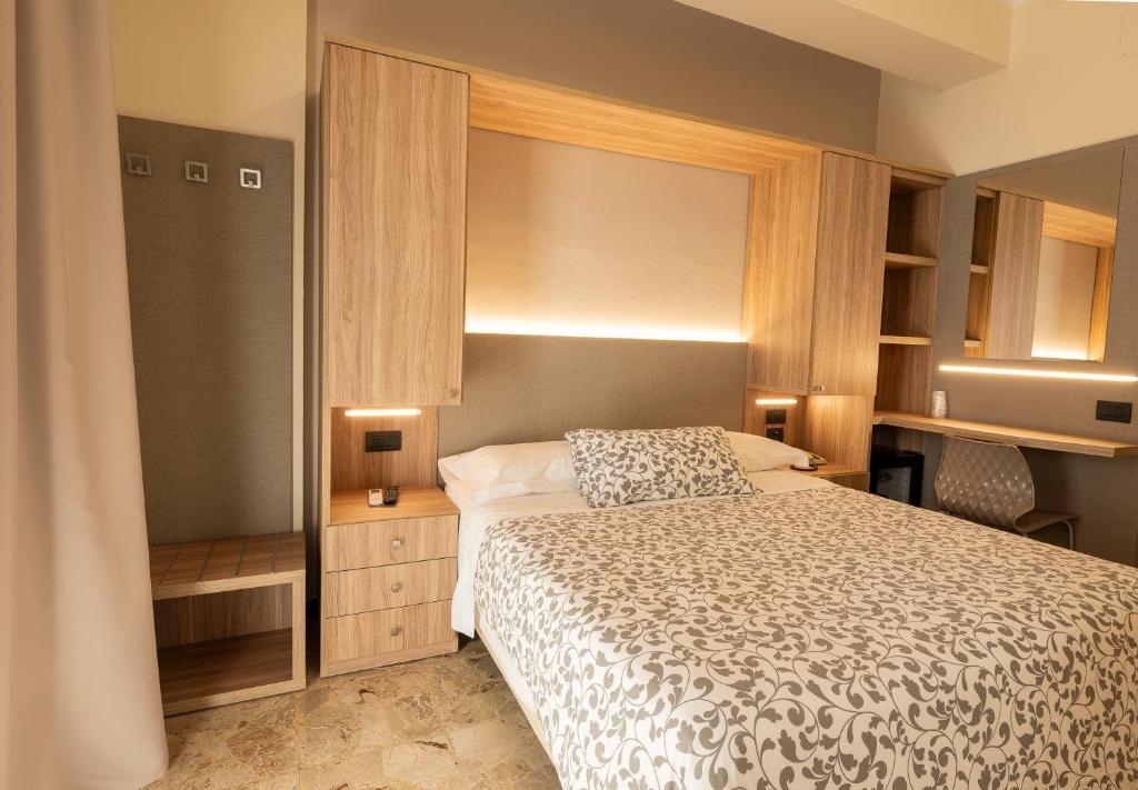 A bed or beds in a room at Hotel La Rotonda
