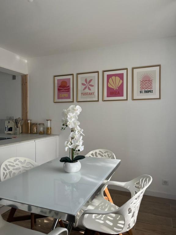 une salle à manger avec une table et des chaises blanches dans l'établissement Maison dans le centre de Crozon, à Crozon