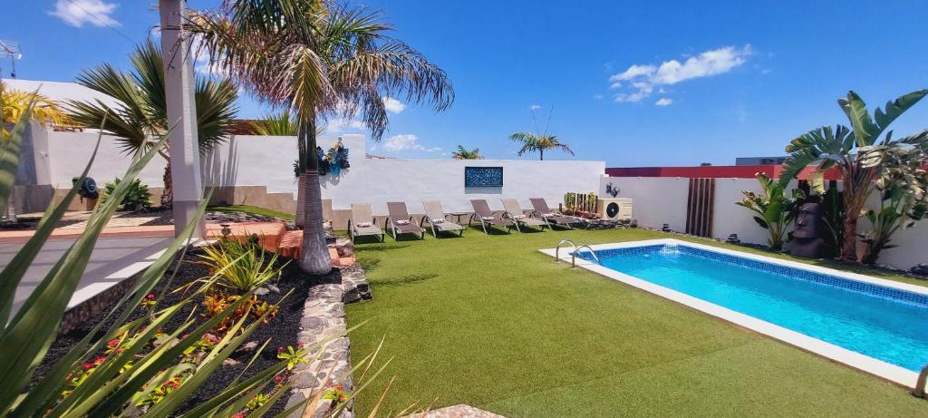 The swimming pool at or close to Villa Del Corazon Salinas Golf