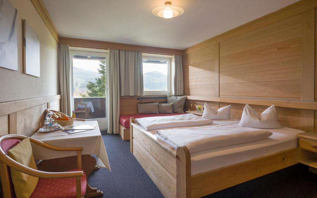 Postel nebo postele na pokoji v ubytování Alpenhof Landhotel Restaurant