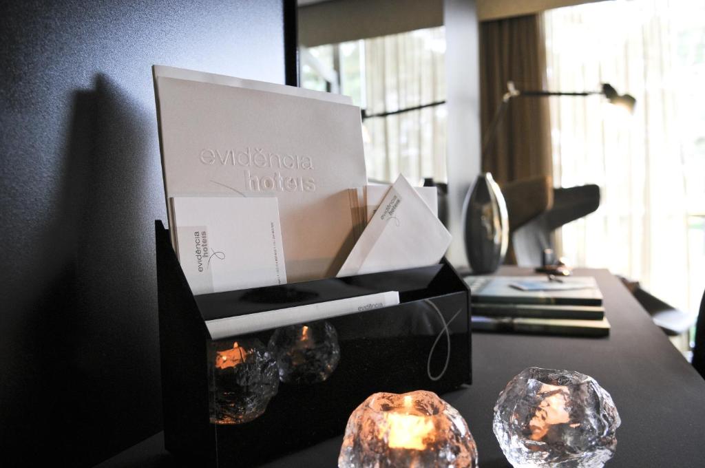 a table with a box with candles on it at Evidencia Belverde Hotel in Amora