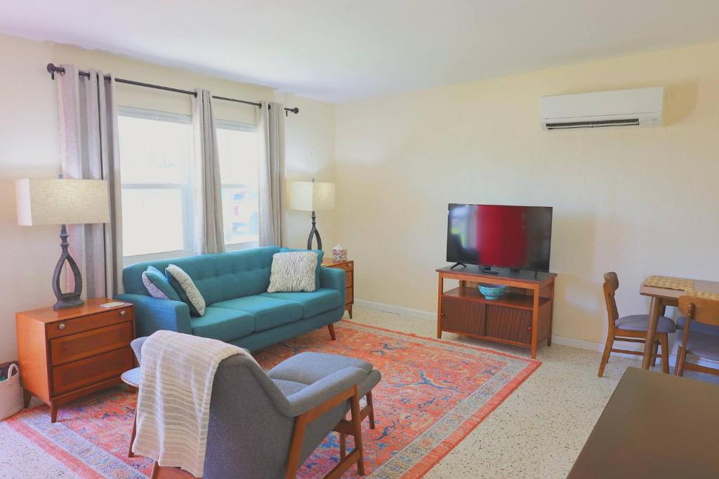 TV a/nebo společenská místnost v ubytování Sunshine on La Paloma!
