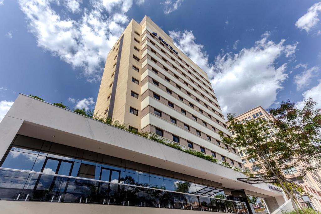 Blue Tree Towers Valinhos في فالينهوس: مبنى طويل عليه نباتات