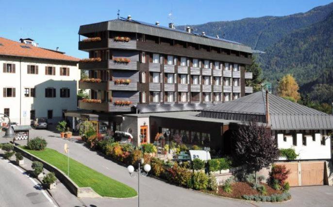 un grande edificio di fronte a un edificio di Hotel Henriette a Malè