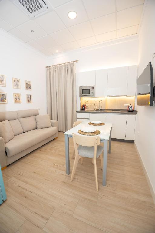 a living room with a table and a couch at El Templete Suite 2 in Córdoba