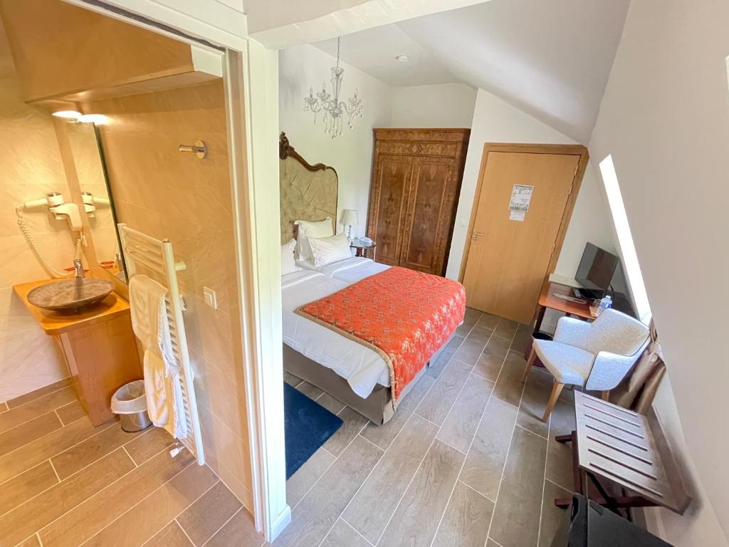 Postel nebo postele na pokoji v ubytování Hôtel Victor Hugo