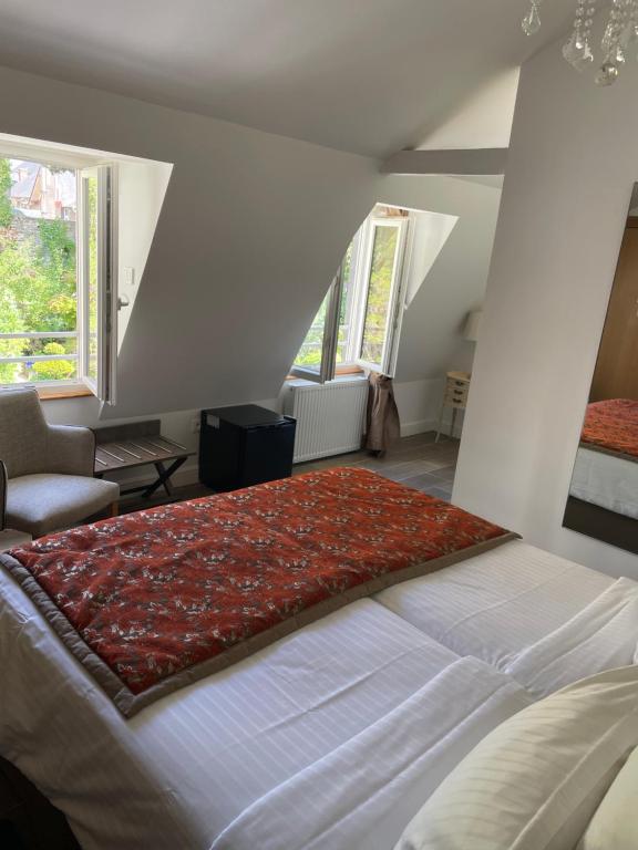 Postel nebo postele na pokoji v ubytování Hôtel Victor Hugo