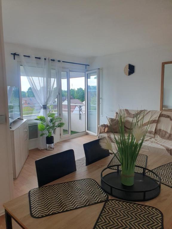 un salon avec un canapé et une table dans l'établissement Carnac, à Montigny-le-Bretonneux