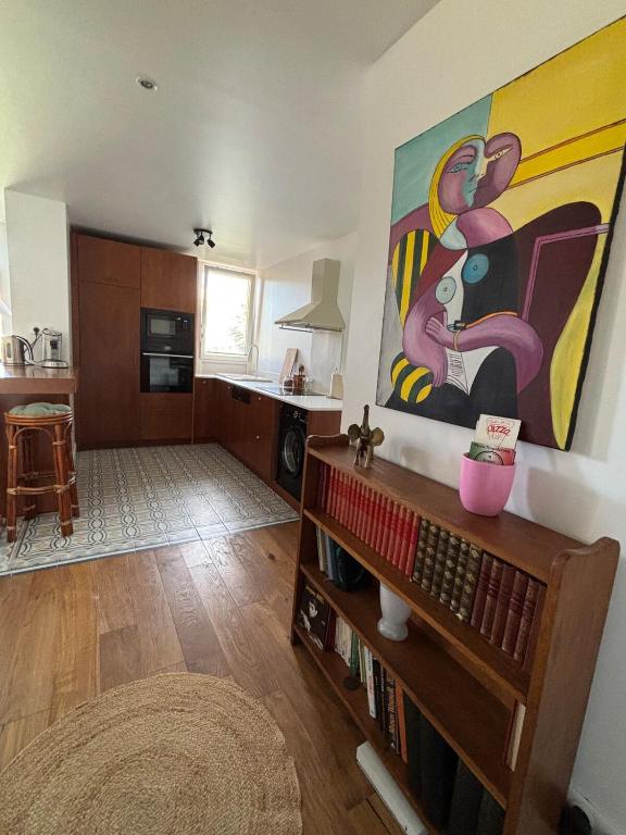 - un salon orné d'une grande peinture murale dans l'établissement Confort et modernité Ajaccio, à Ajaccio