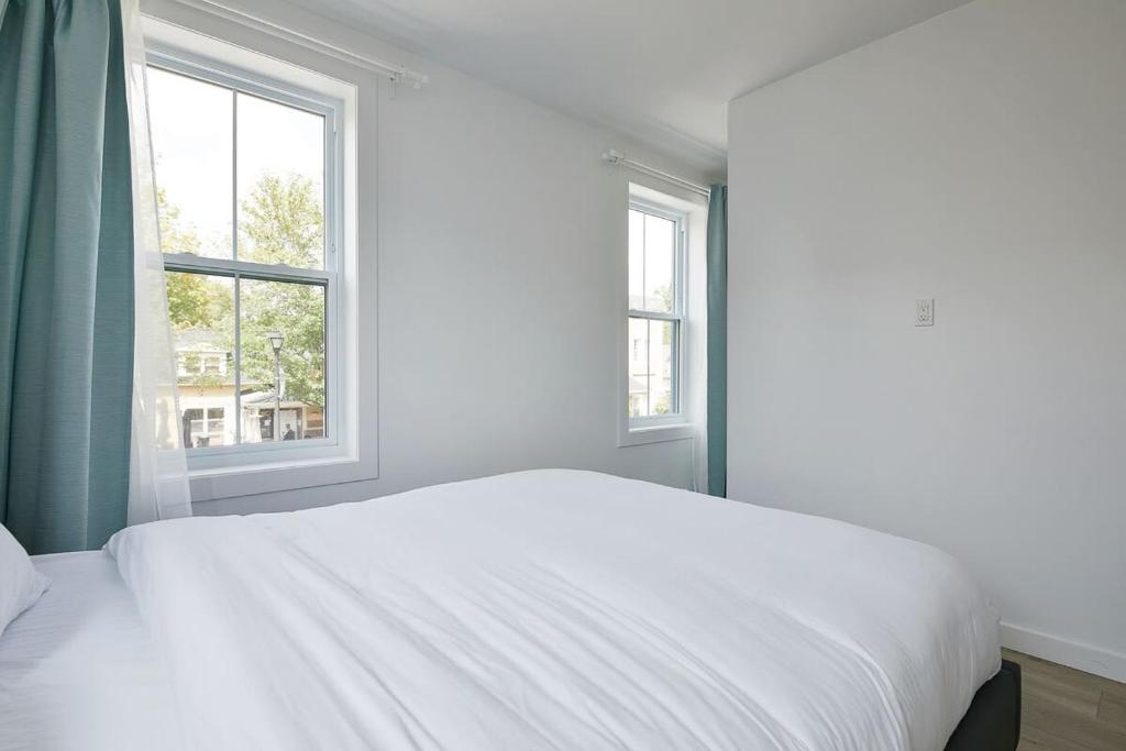 Postel nebo postele na pokoji v ubytování Bromont Lodge 837 shefford suite 200