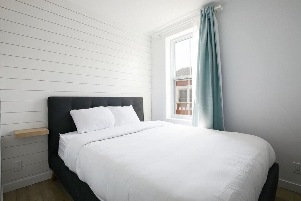 Postel nebo postele na pokoji v ubytování Bromont Lodge 837 shefford suite 200