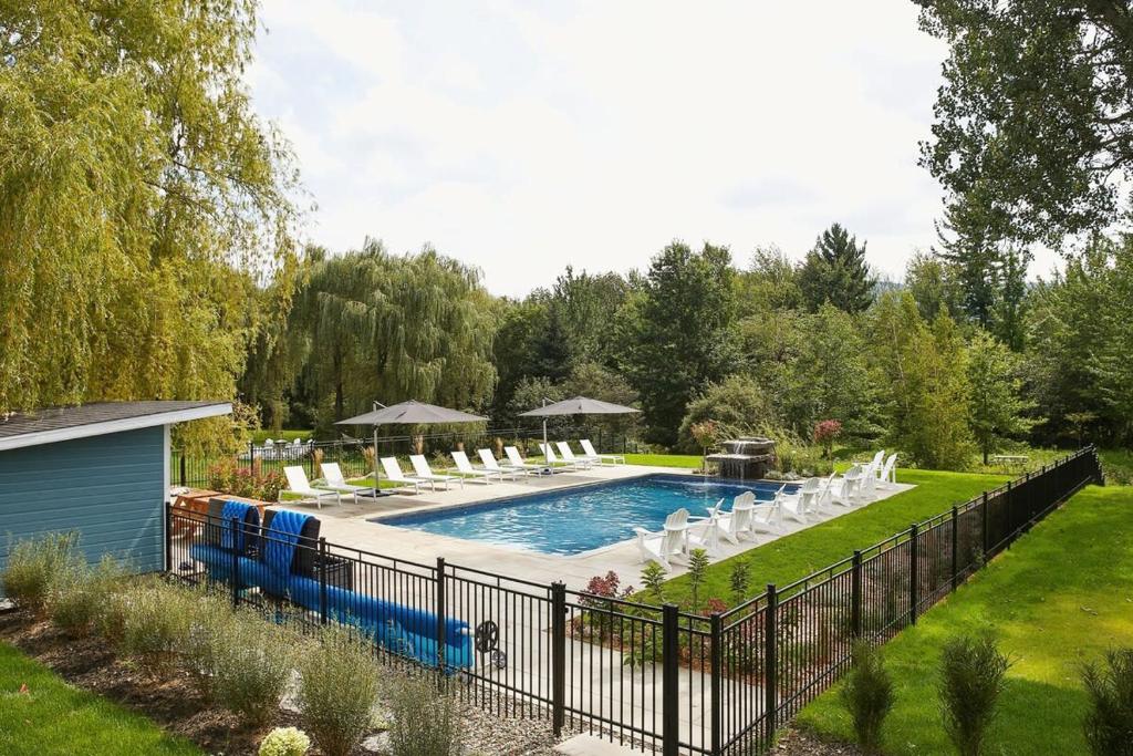 Bazén v ubytování Bromont Lodge 837 shefford suite 200 nebo v jeho okolí