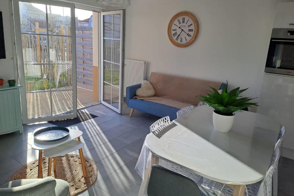 un salon avec une table et un canapé dans l'établissement Nice house - Sainte Cécile beach 2 min away, à Camiers
