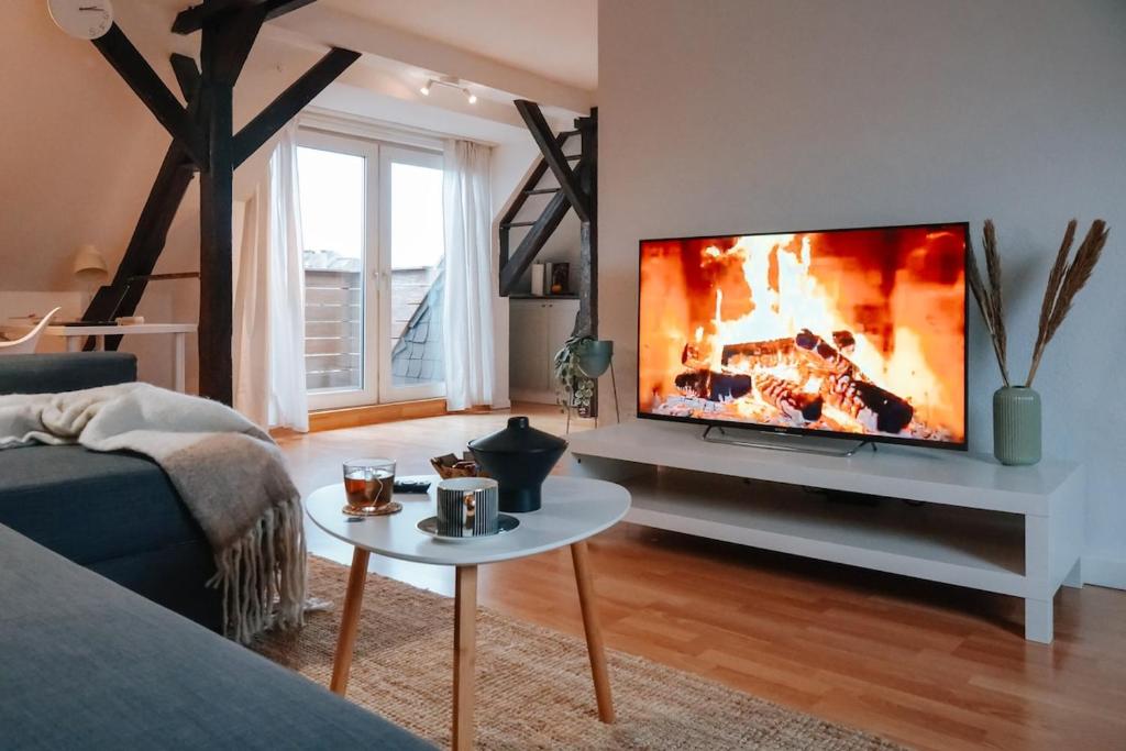 ein Wohnzimmer mit einem großen Flachbildfernseher in der Unterkunft Rooftop-Apartment zentral gelegen in Düsseldorf in Düsseldorf