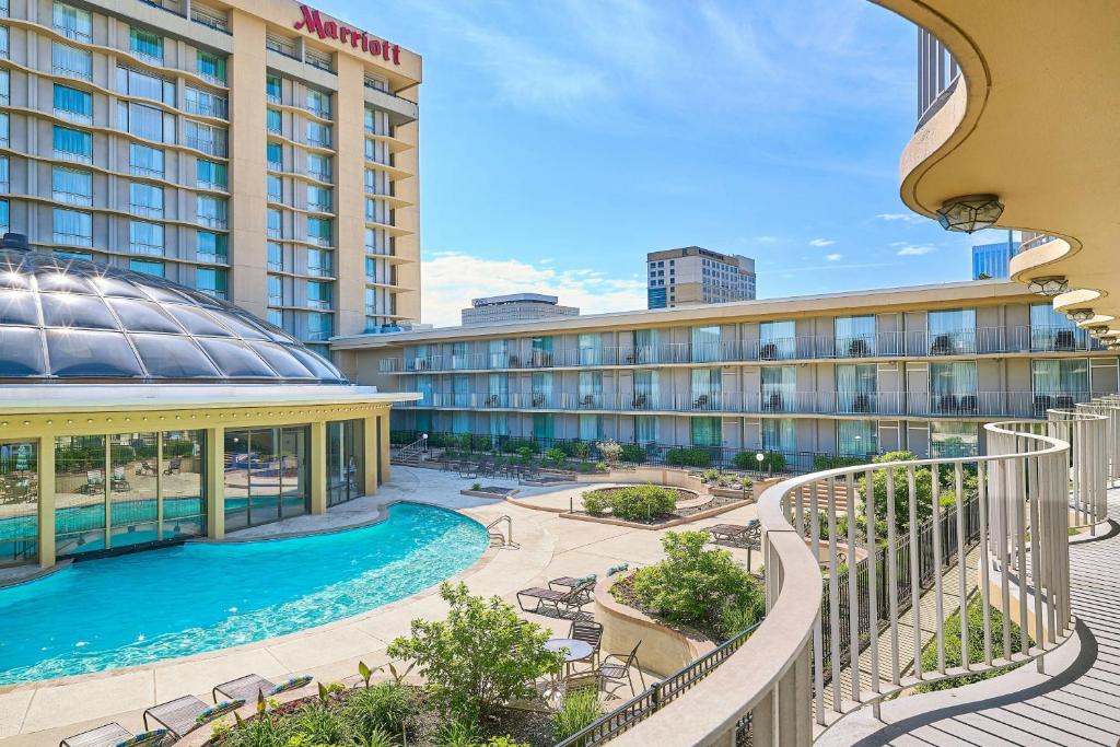 Rosemont Hotels With Pools