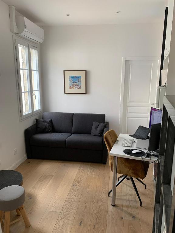 un salon avec un canapé et une table dans l'établissement Studio indépendant hyper centre tram à 100M, à Bordeaux
