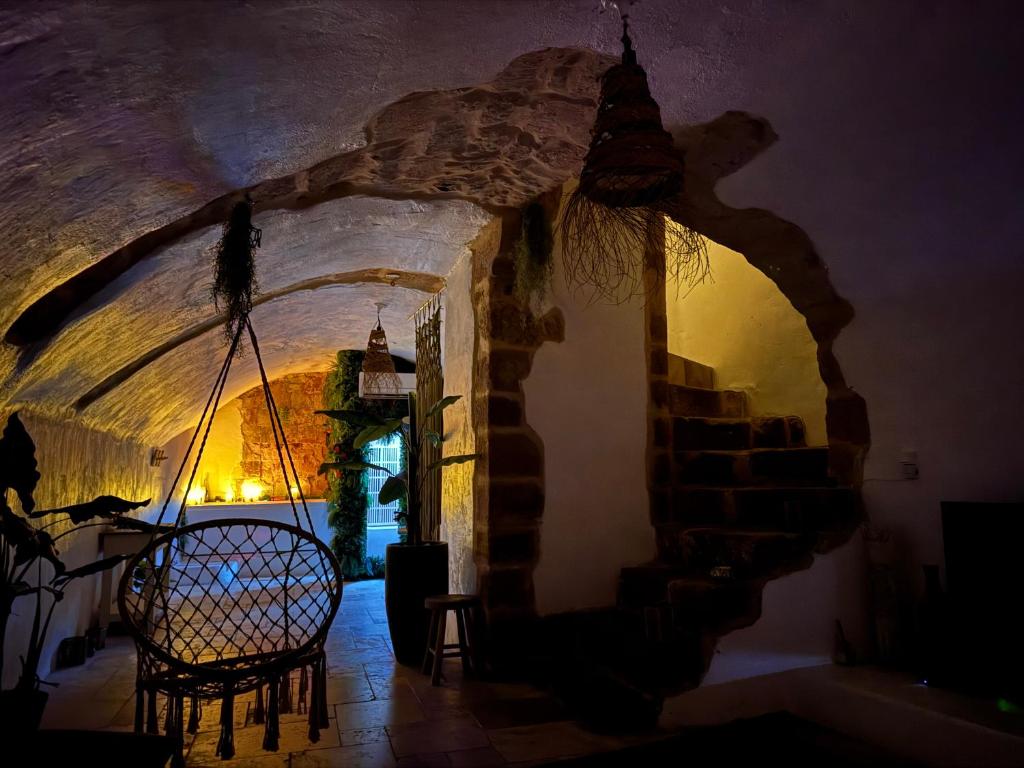 une arche dans un bâtiment avec une table et des chaises dans l'établissement Moment Aixois, à Aix-en-Provence