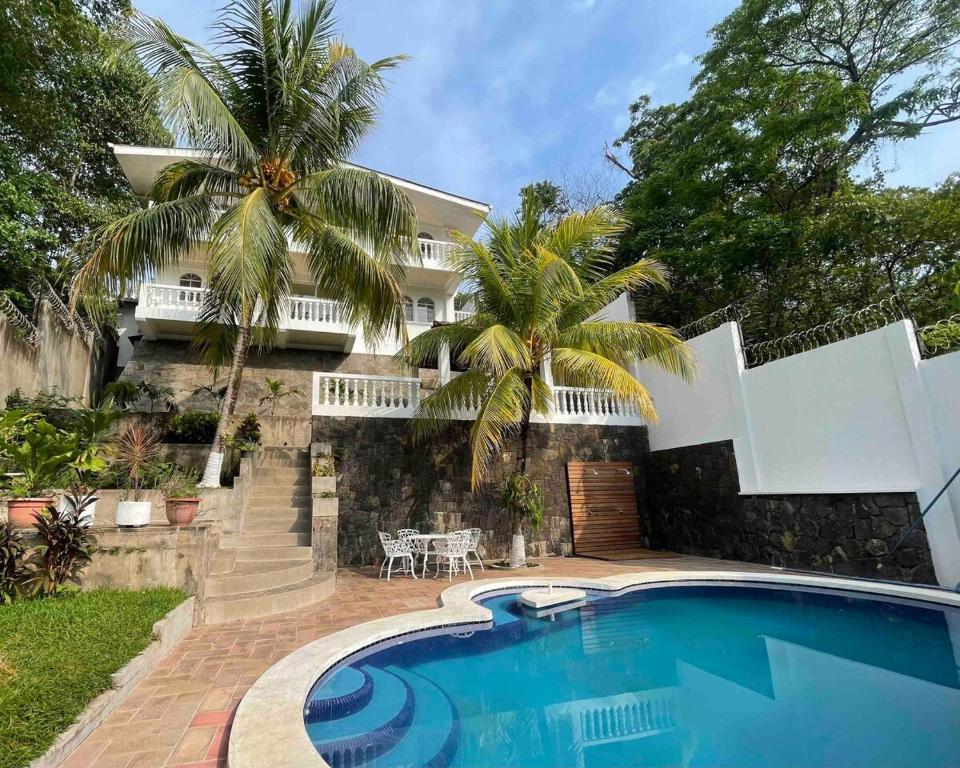 TamaniqueにあるCasa Tropical Kaylaniの家の前にプールがある家