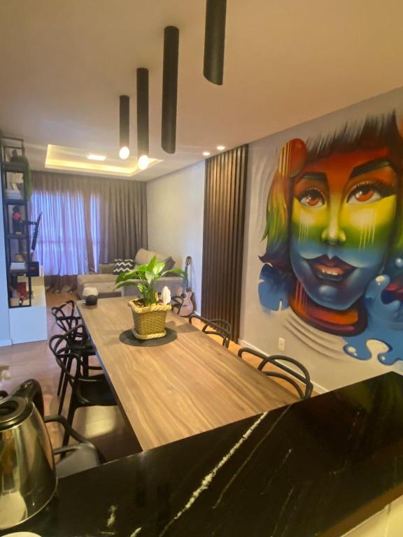 a large painting of a woman on a wall at Ap Ideal Para se Sentir Em Casa, Trabalho ou Lazer in Itajaí