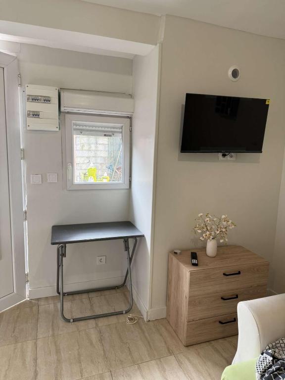 Cette petite chambre dispose d'un bureau et d'une télévision murale. dans l'établissement studio calme, à Les Pavillons-sous-Bois