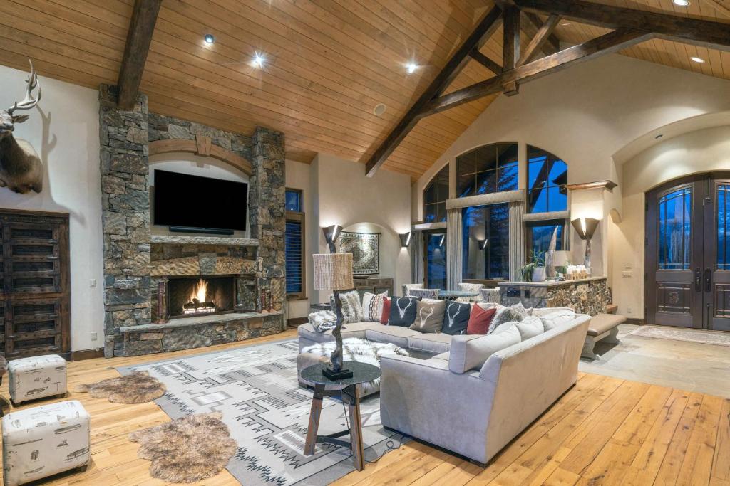 un salon avec un canapé et une cheminée dans l'établissement Luxury Telluride Retreat Hot Tub and Mountain View, à Telluride
