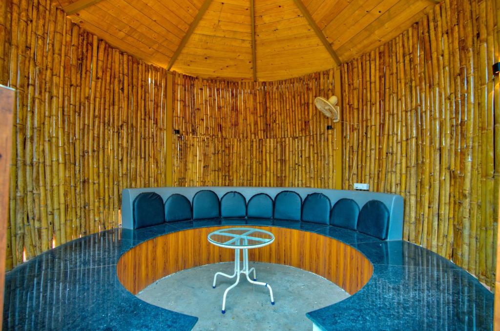 Posezení v ubytování The Lazy Cabanas
