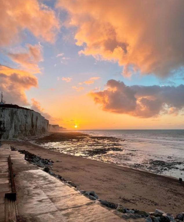 - un coucher de soleil sur une plage bien exposée dans l'établissement Grain de Sable Vue Mer, à Woignarue