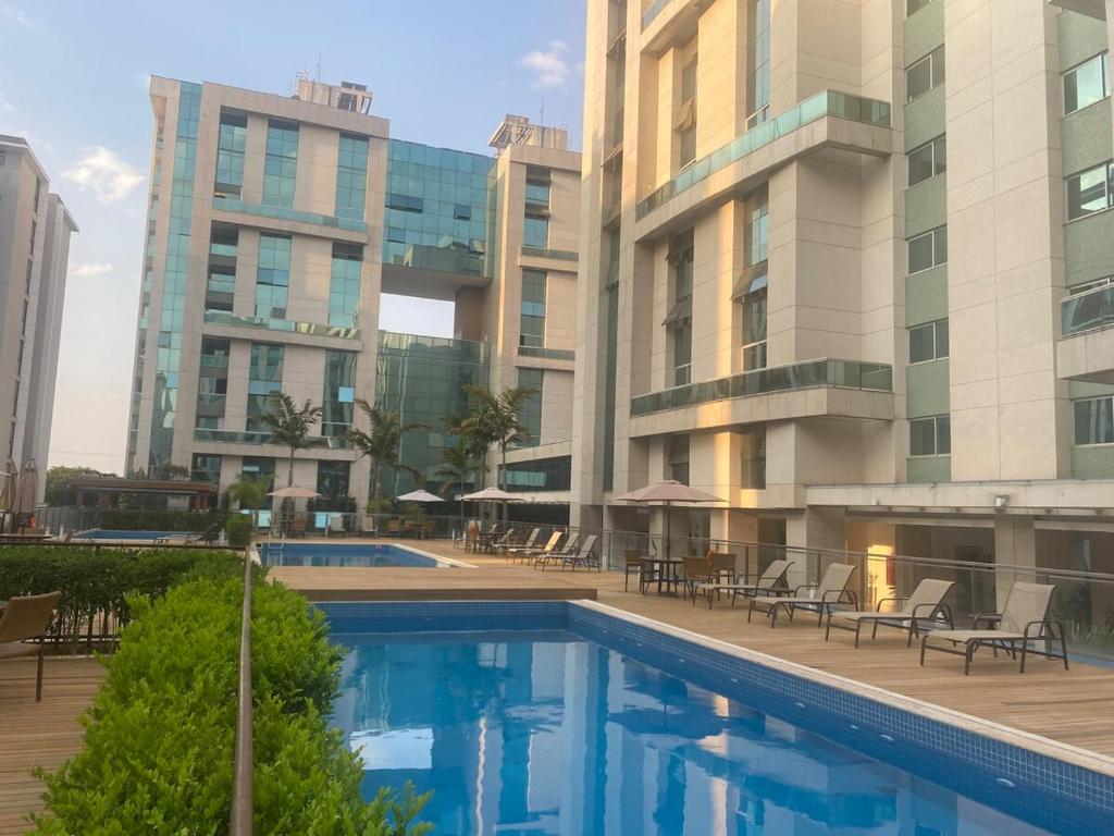 ein Schwimmbad vor einem Gebäude in der Unterkunft Vista Park Sul in Brasilia