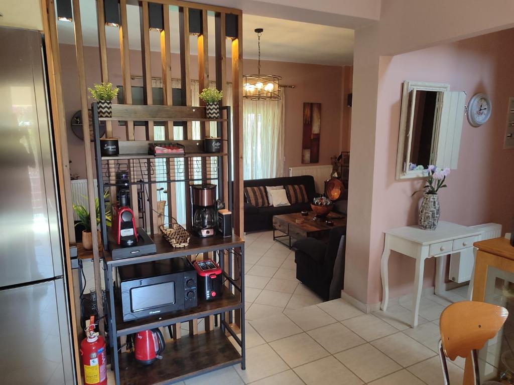 A kitchen or kitchenette at George's family friendly maisonette with great exterior