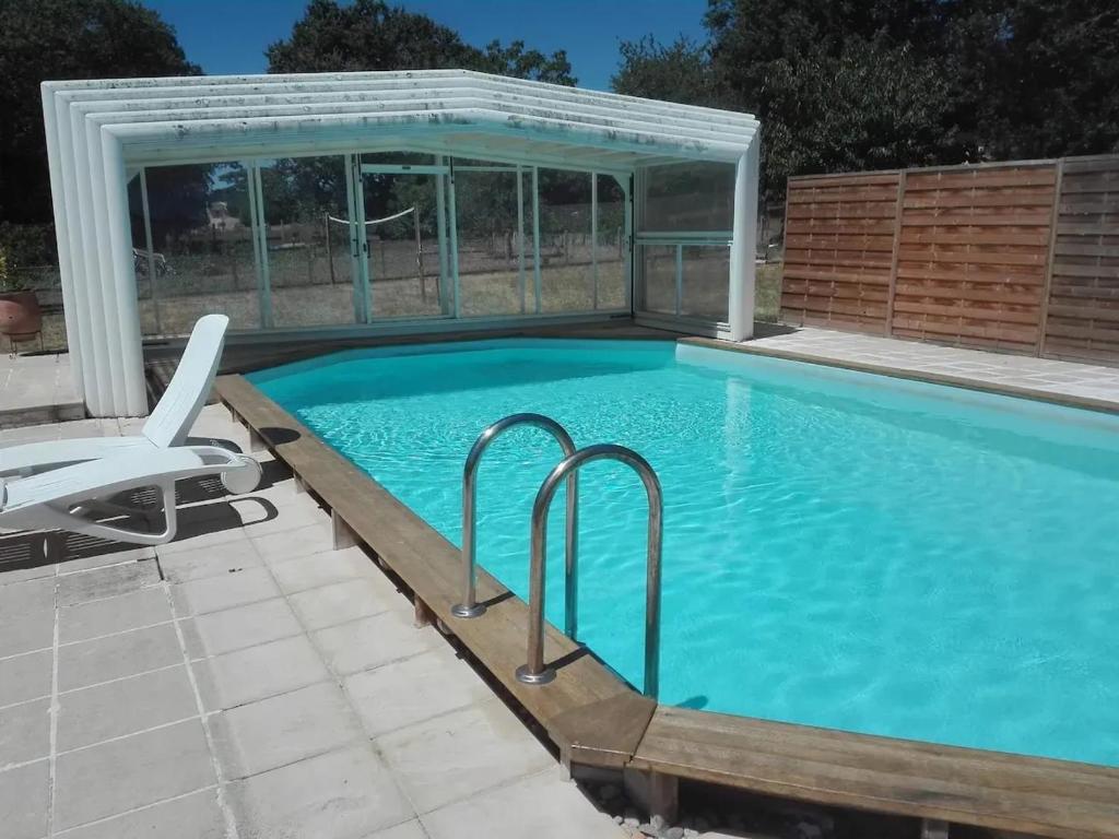 a swimming pool with a gazebo and a swimming poolvisor at Studio douillet à Eymet, 20 m² avec piscine in Eymet