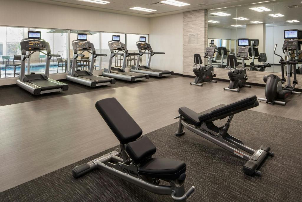 Fitness centrum a/nebo fitness zařízení v ubytování Courtyard by Marriott Prince George