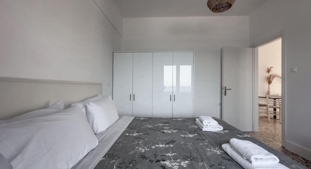 Posteľ alebo postele v izbe v ubytovaní TIKI BEACH STUDIOS