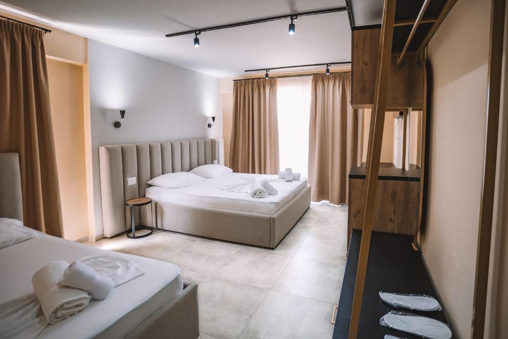 Postel nebo postele na pokoji v ubytování The Blue Wave Hotel