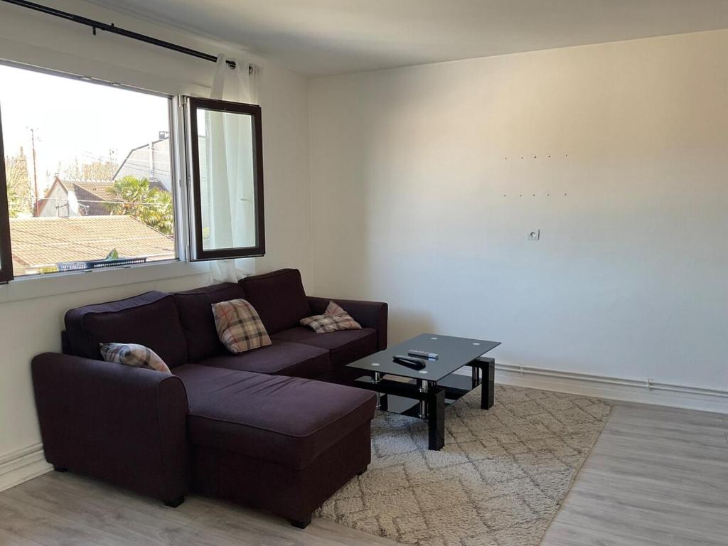 un salon avec un canapé et une table dans l'établissement Apartment for rent in Le Blan-Mesnil, au Blanc-Mesnil