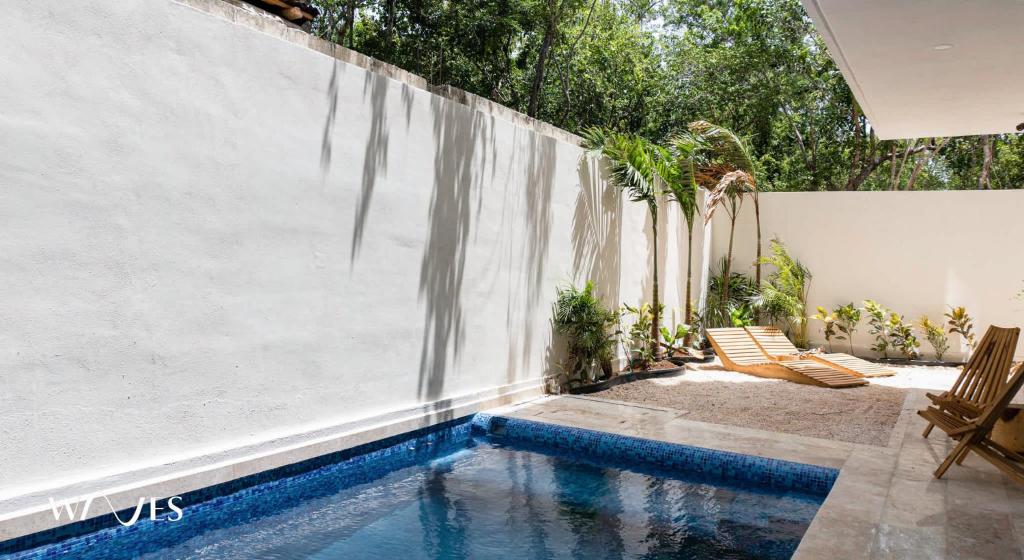 Bazén v ubytování Modern 1BR with Private Pool and Surround Speakers nebo v jeho okolí