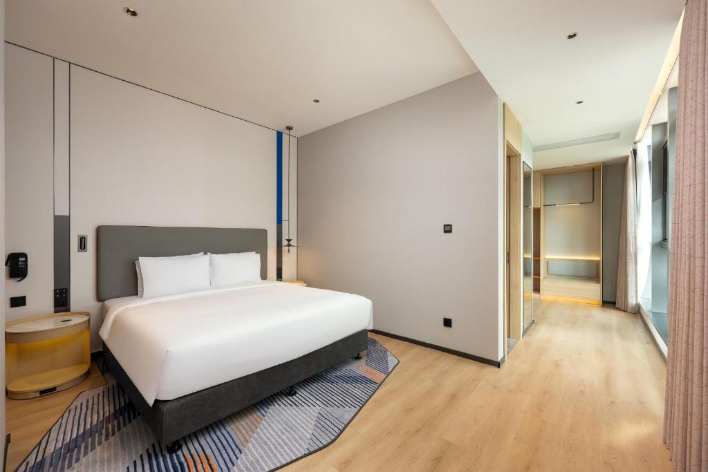 Postel nebo postele na pokoji v ubytování Holiday Inn Express Shanghai Hongqiao CBD by IHG