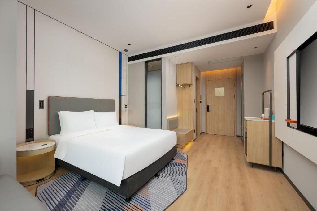 Postel nebo postele na pokoji v ubytování Holiday Inn Express Shanghai Hongqiao CBD by IHG