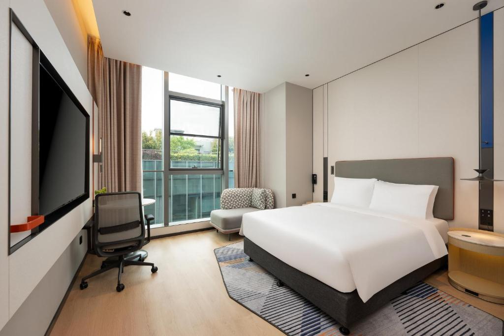TV a/nebo společenská místnost v ubytování Holiday Inn Express Shanghai Hongqiao CBD by IHG