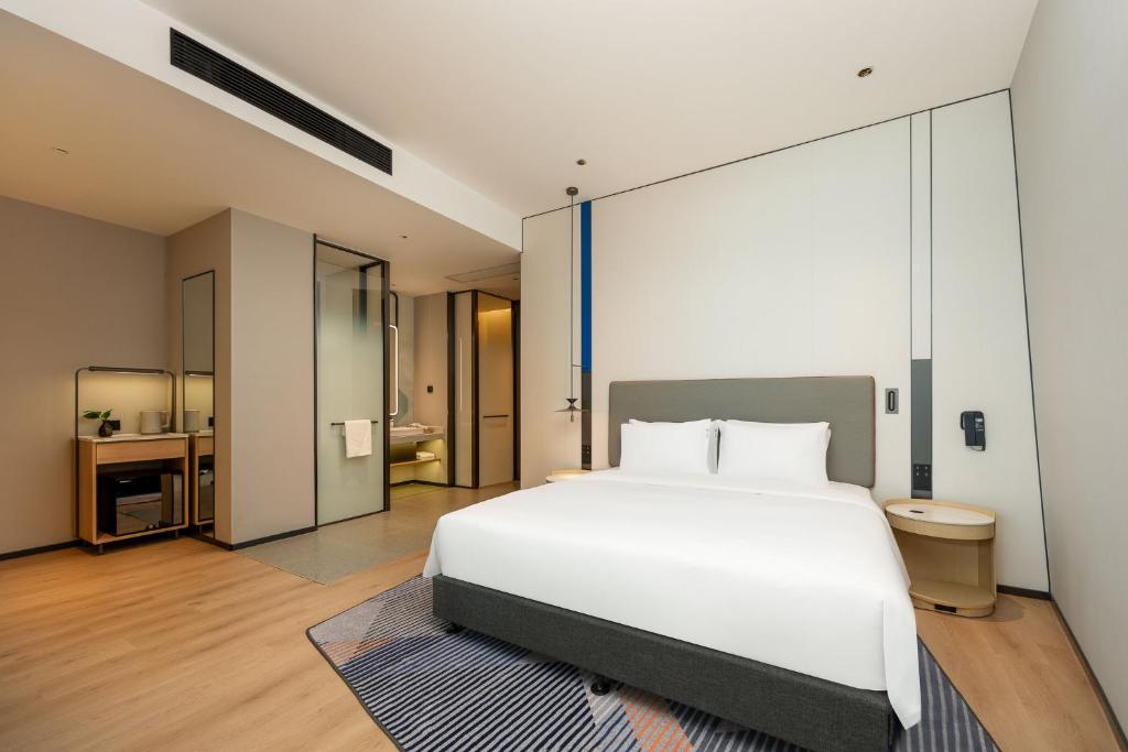 Postel nebo postele na pokoji v ubytování Holiday Inn Express Shanghai Hongqiao CBD by IHG