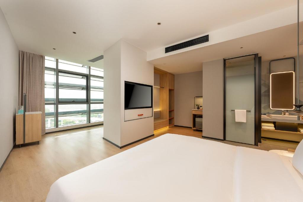 Postel nebo postele na pokoji v ubytování Holiday Inn Express Shanghai Hongqiao CBD by IHG