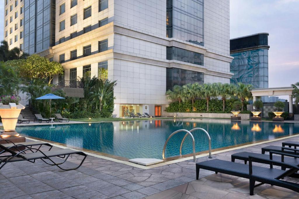 Bazén v ubytování Sheraton Dongguan Hotel nebo v jeho okolí