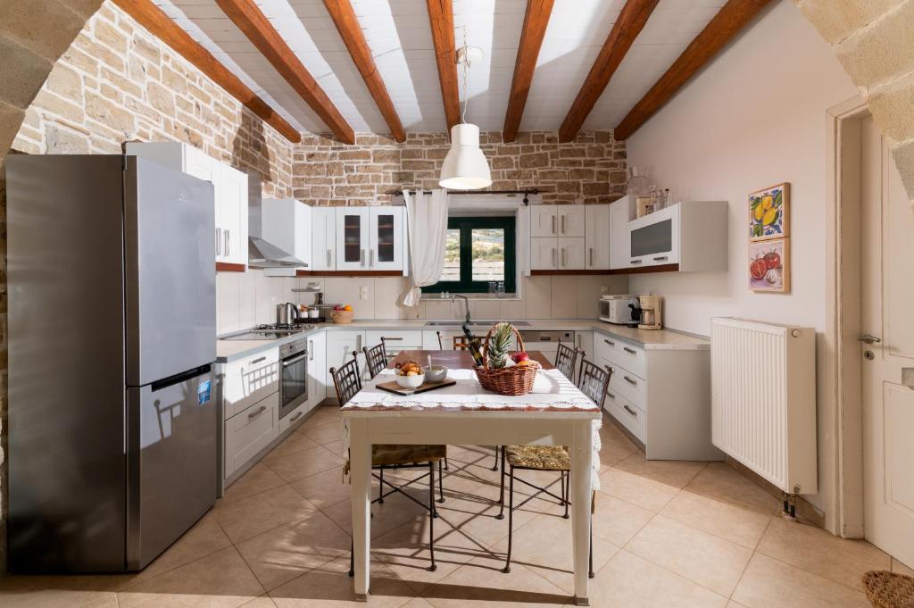 Kuchyň nebo kuchyňský kout v ubytování Carob Villa