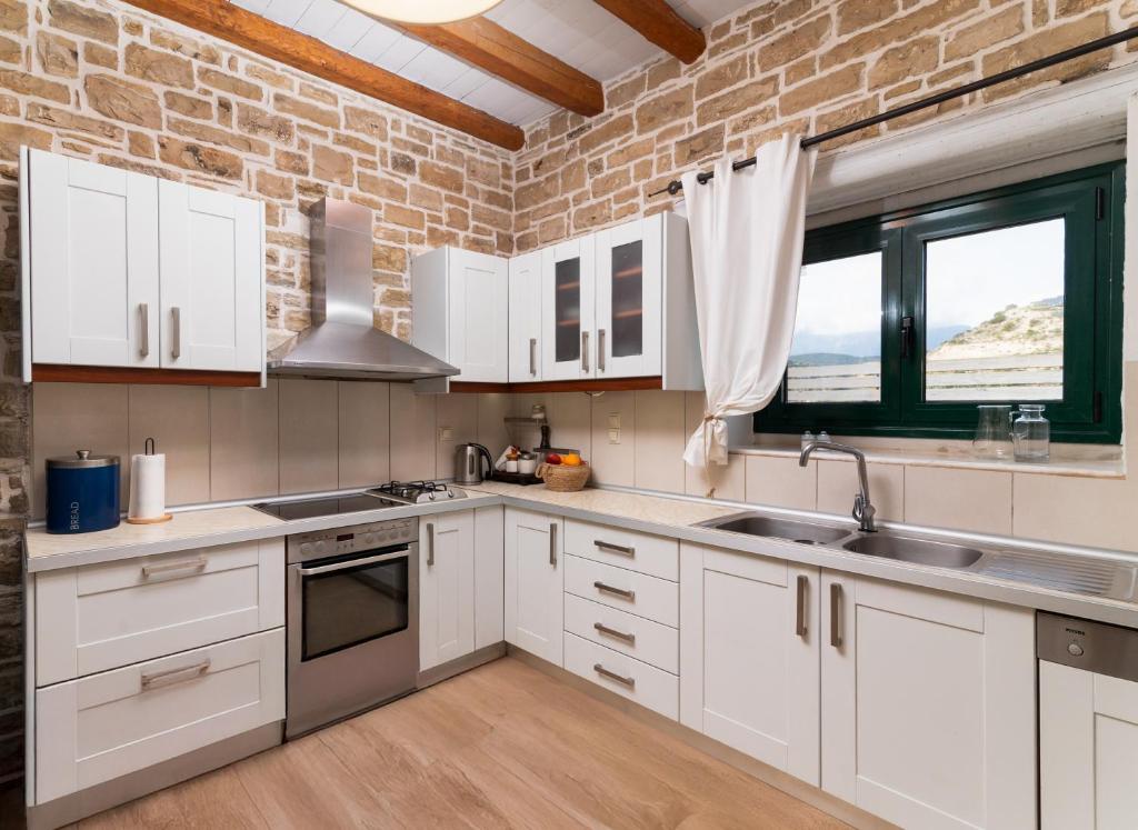Kuchyň nebo kuchyňský kout v ubytování Carob Villa