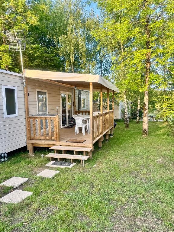 une maison avec un porche avec une table de pique-nique dans une cour dans l'établissement Le Dugny'tique, un endroit fantastique !, à Onzain