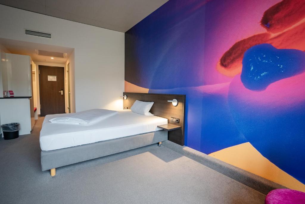 Postel nebo postele na pokoji v ubytování qubixx stadtmittehotel