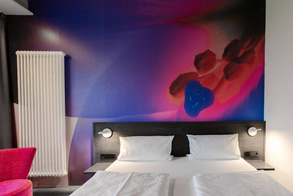 Postel nebo postele na pokoji v ubytování qubixx stadtmittehotel