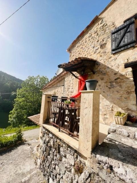 un bâtiment avec un balcon sur le côté dans l'établissement Maison de village Provençale, à Ubraye