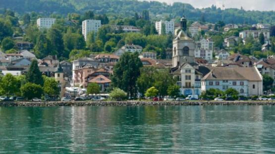 une ville au bord d'une grande étendue d'eau dans l'établissement Vintage avec parking face aux thermes, à Évian-les-Bains