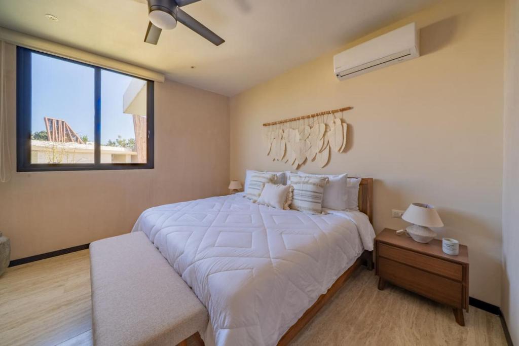 Postel nebo postele na pokoji v ubytování ophelia luxury condo 1 bedroom